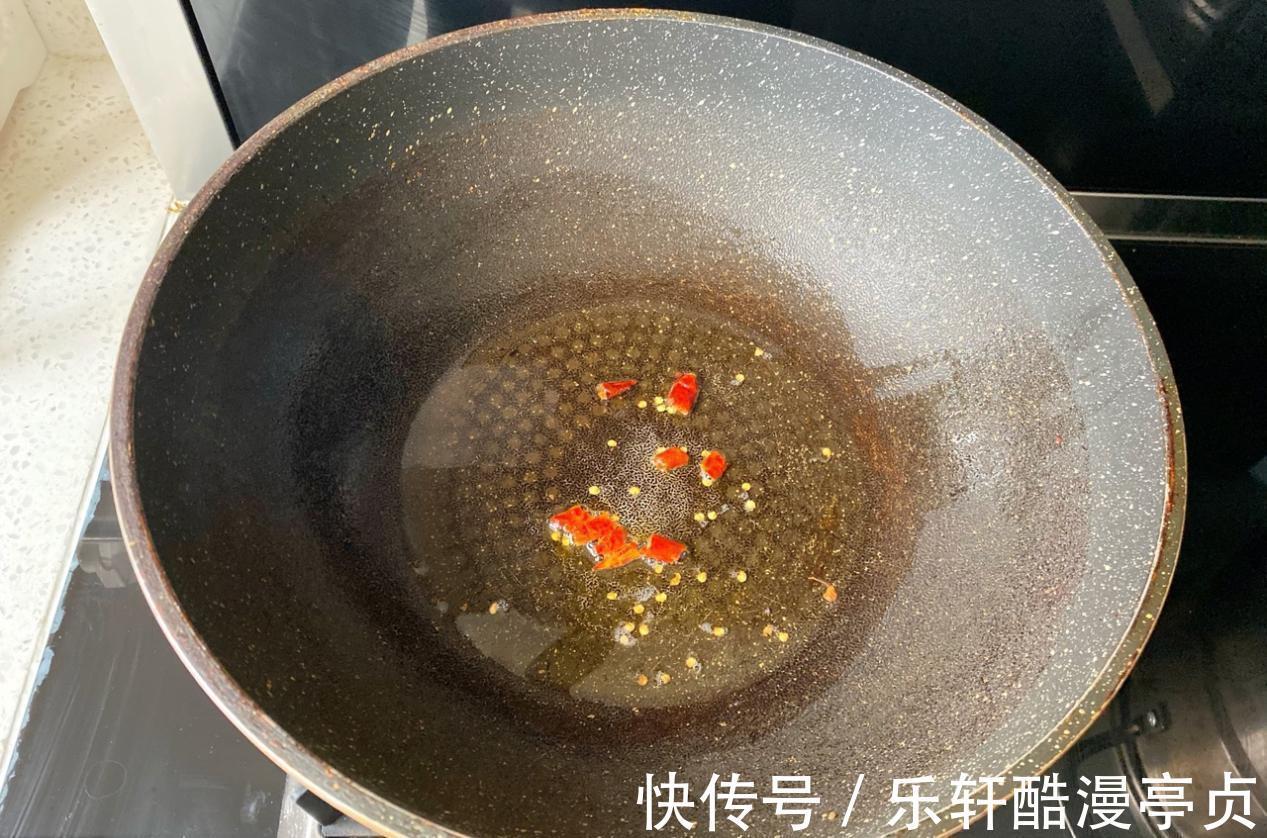 蒜苗炒豆干|蒜苗和豆干搭配,简单炒一炒,鲜美下饭,好吃又解馋