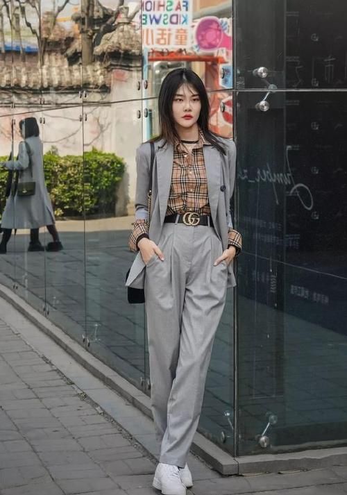 今年开春火了一种“高级穿法”，明星潮人都在穿，特别显气质！