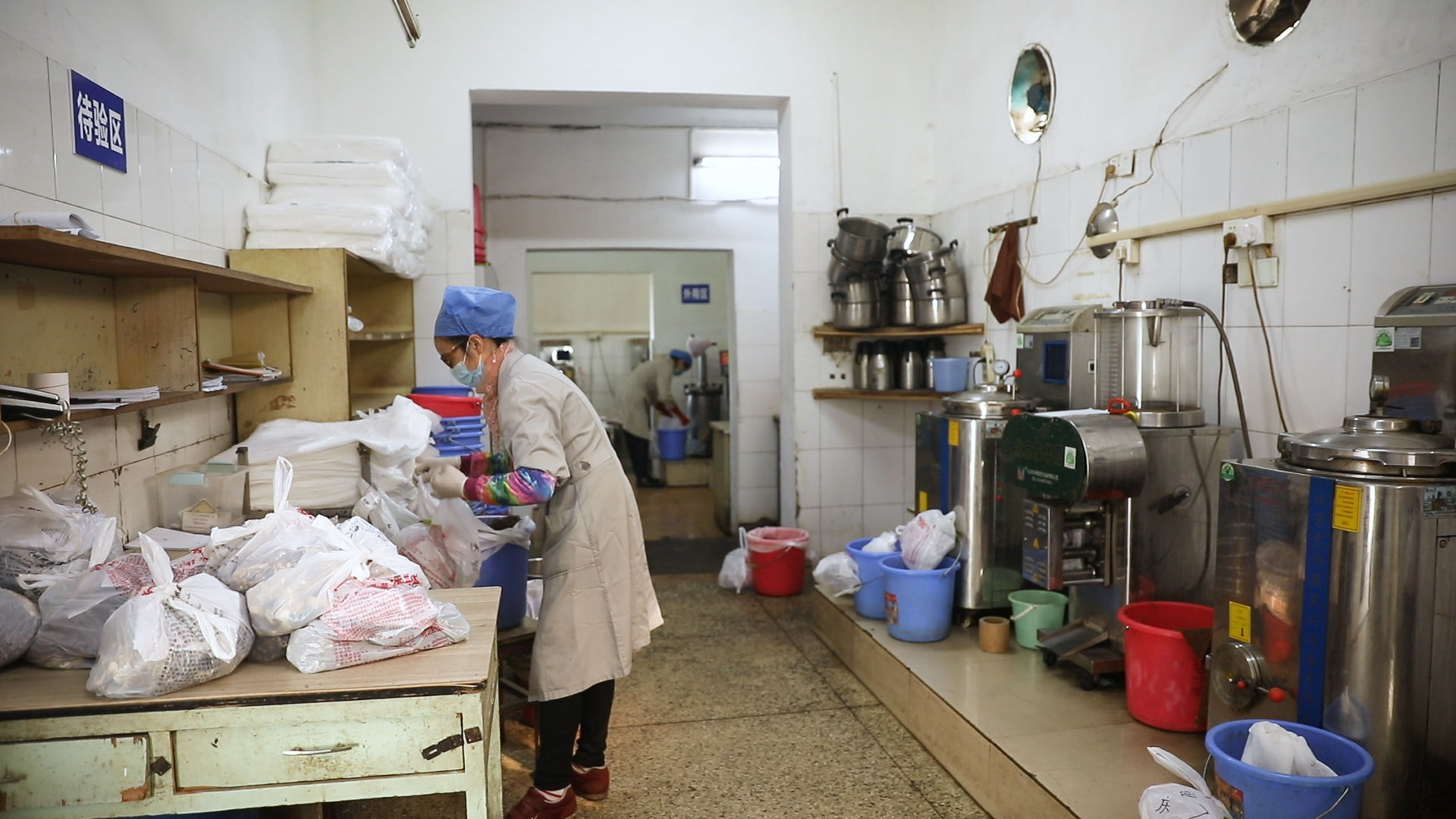 中药|奉化区中医医院熬制中药防疫汤剂免费送一线 为防控疫情保驾护航