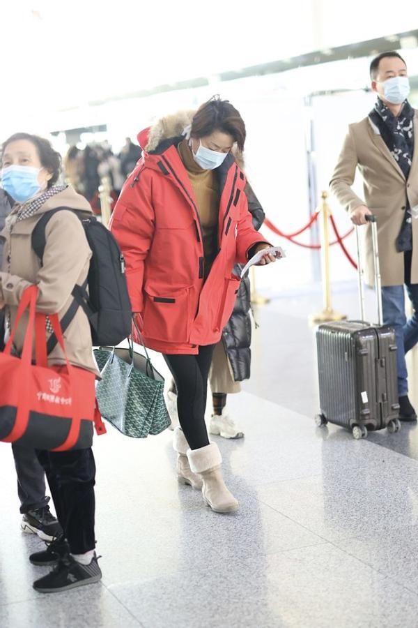 奔六的毛阿敏也老了，防风羽绒服配鲨鱼裤，不见歌坛大姐大风范