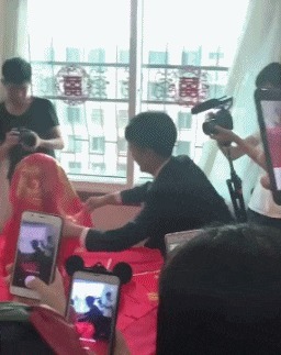 |搞笑GIF图:美女刚睡醒的样子vs你刚睡醒的样子!