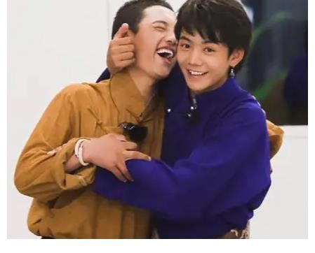 中餐廳 丁真成為中餐廳新晉合伙人, 黃曉明歡迎上前, 太會照顧人