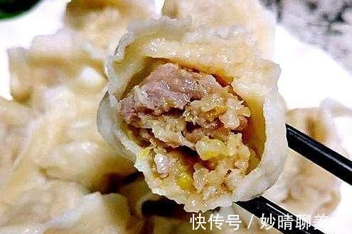 冬天吃酸菜馅饺子，学会正确的调馅方法，饺子味香纯正，特别好吃