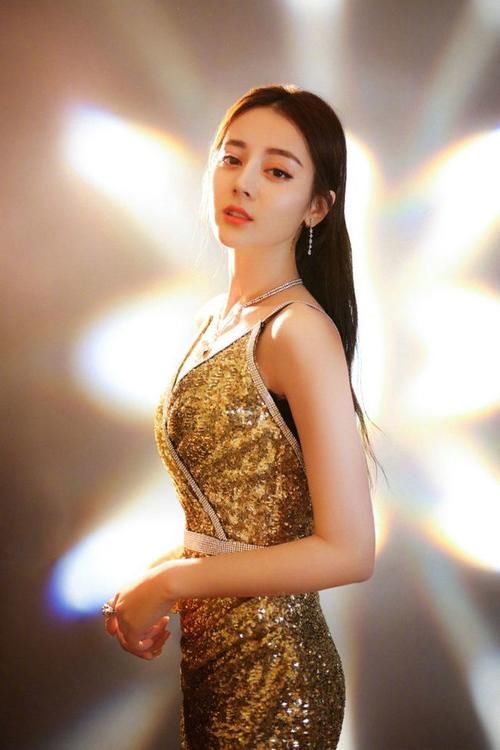 仙女|仙女的时尚穿搭，搭配优雅吊带裙，显知性显时尚美呆了！