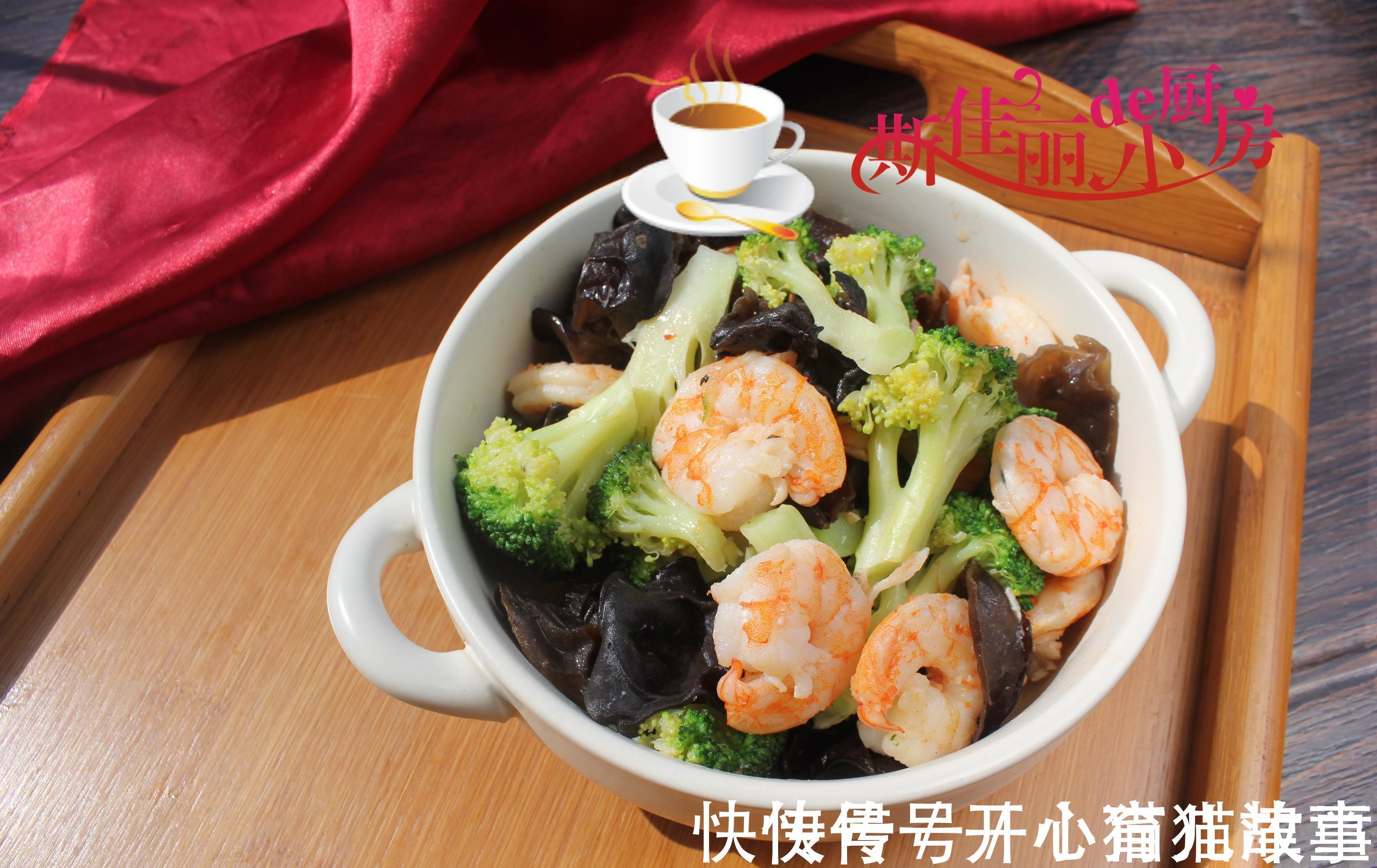 南方老两口的午餐,1荤1素1汤晒圈火了,网友:用心生活善待自己