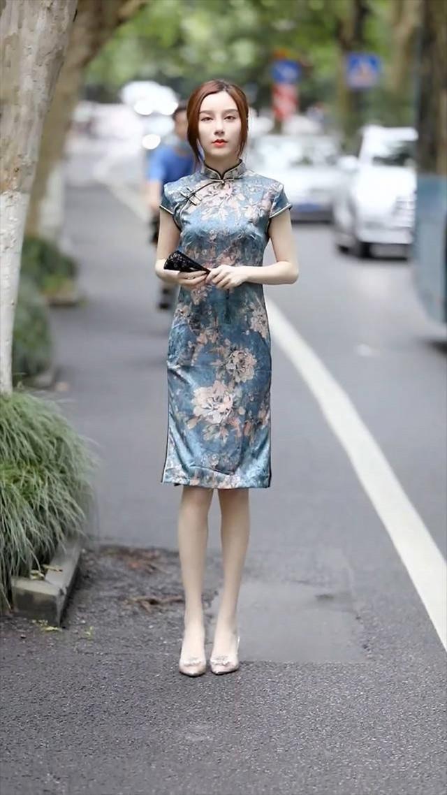 白色|街拍：小姐姐穿一件白色的连衣裙，韵味十足