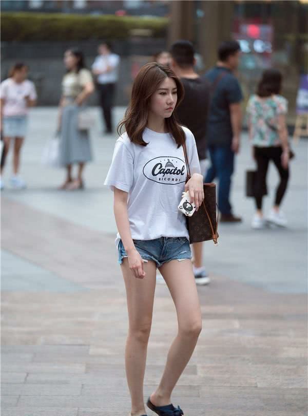  小姐姐|街拍：街头高颜值美女，浑身透露着时尚气息，每一个都很美