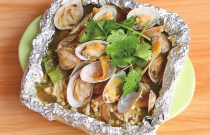 花甲别再炒着吃了,加一把金针菇上锅一蒸,鲜美多汁,上桌抢着吃