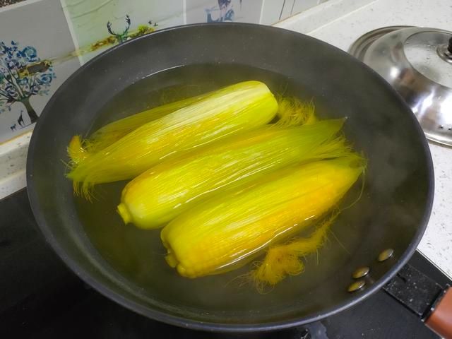 好吃|煮玉米切记不要直接下锅煮，记住三个技巧，玉米香甜软糯特好吃