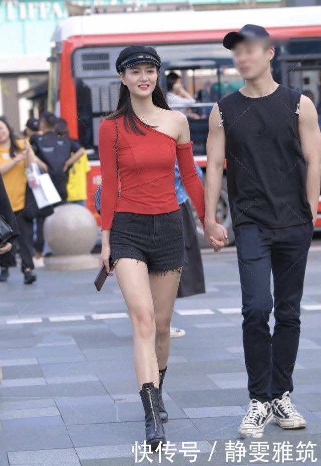 红色单肩上衣搭配黑色热裤,大热天穿“雨靴”戴帽子,感受不到“温度”
