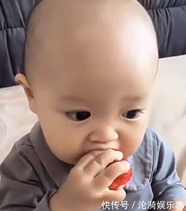 宝爸|宝宝咬了一口草莓就递给爸爸却不吃,宝宝下面的行为让宝爸泪目