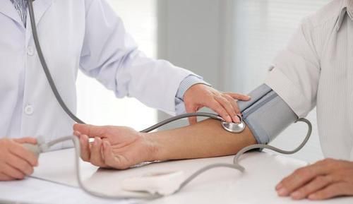 调理|高血压晚上要喝水吗？对身体有何好处？医生：4个注意事项要牢记