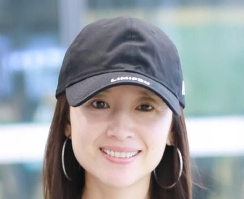 王鸥 四十岁的女人适合戴什么样的耳环?珍珠耳环不错,复古优雅又高贵