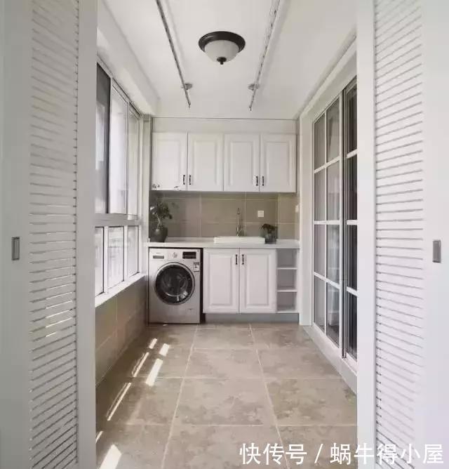 邻居|邻居见我家阳台装一吊柜，嘴上说难看，回家就叫师傅做了！