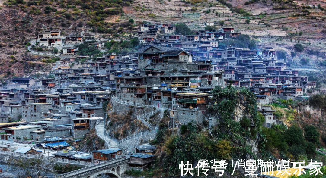 蜂巢|四川建在悬崖巨石上的村庄，全村屋顶连一起，远看如蜂巢世界罕见