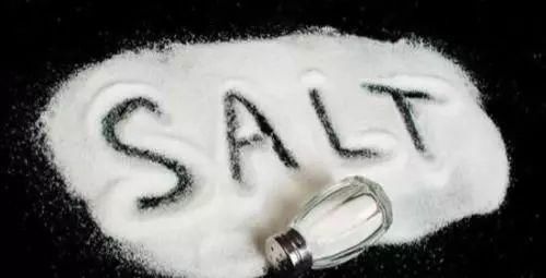  骨折|女性50岁后骨质疏松易骨折，远离3种偷钙食物，每天保持做1件事