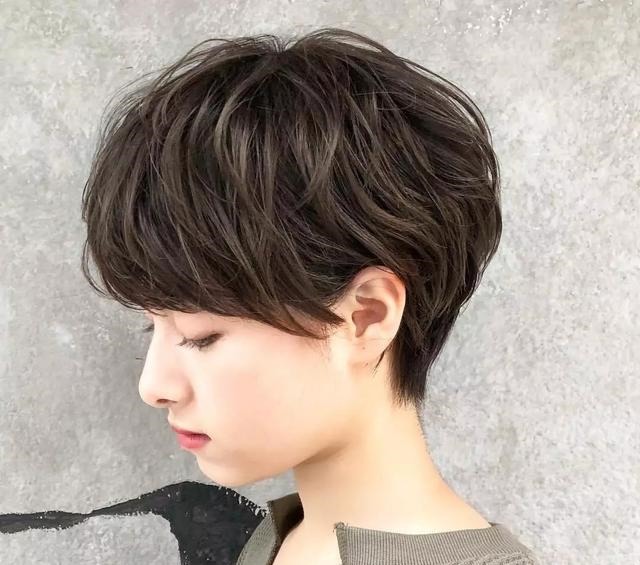 利落 女人过了40岁发型这样剪,时尚利落又洋气,显小10岁都不止