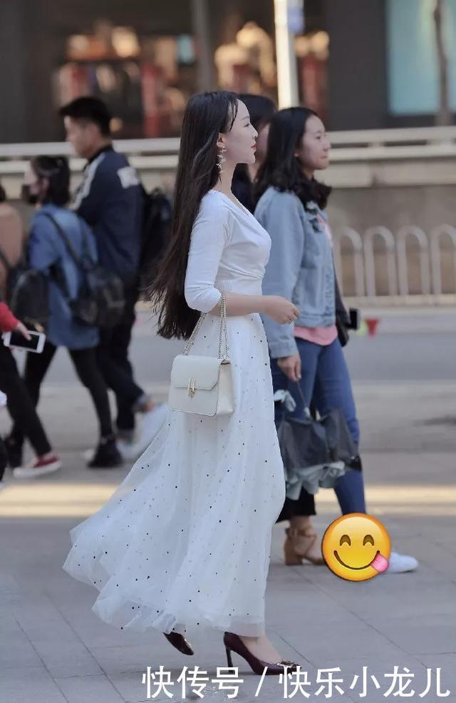 优雅|街拍一双高跟鞋搭配蕾丝微喇叭裤,微透的视觉效果,带着淡淡的性感