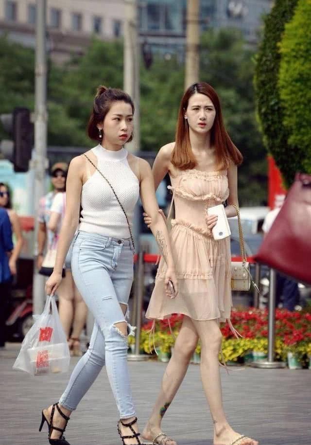 路人街拍,小姐姐很有甜美范,配上一双凉鞋,女神气质满满啊