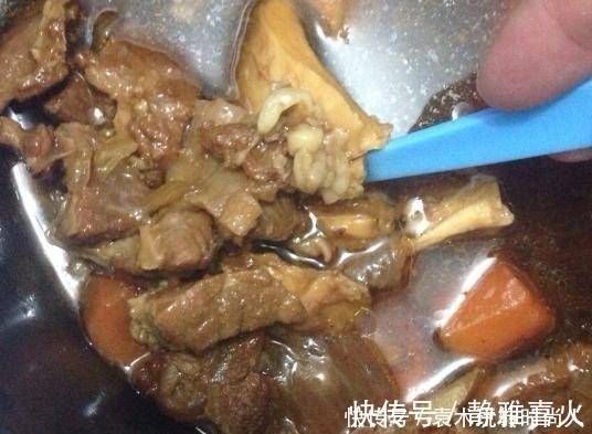 入味|炖牛肉，婆婆往锅里扔了几片这东西，牛肉软烂入味，省了一半时间