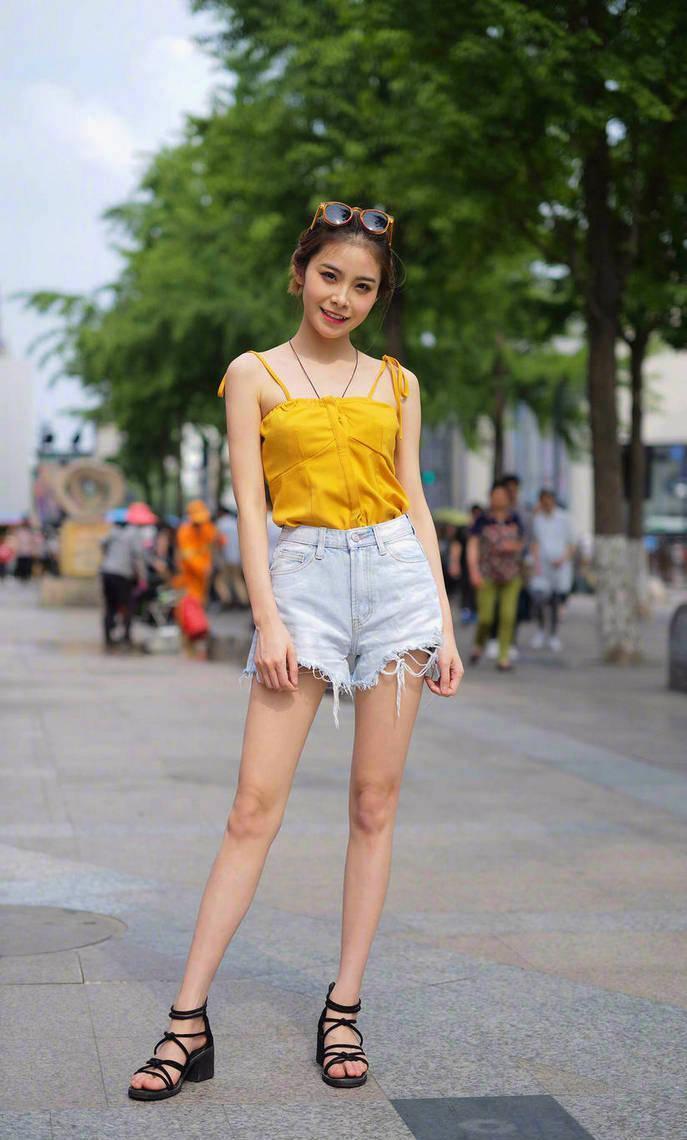 苗条 五官精致略施粉黛的小姐姐,身材苗条肌肤白皙,怎么看都很美