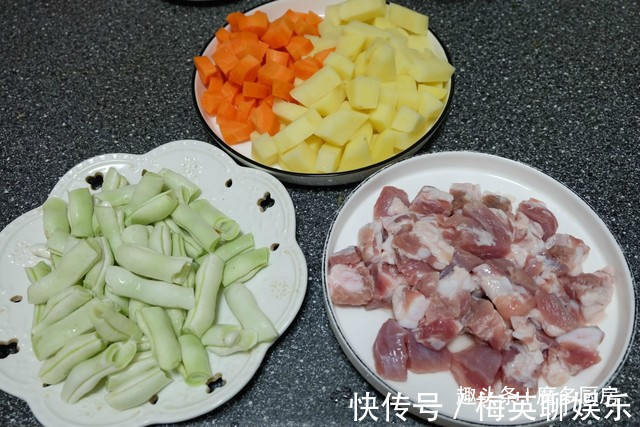 电饭锅只蒸白米饭太浪费,4种食材和大米同煮,有肉有菜香喷喷