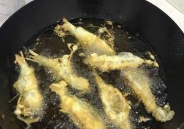 炸小鱼,直接用面粉就错了!大厨教你正确做法,外酥里嫩,不回潮