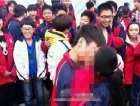 孩子|12岁男孩校园告白女生,当众拥抱和亲吻,网友父母不管教的下场
