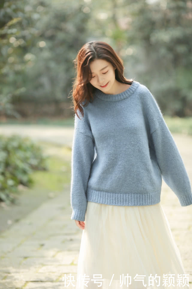 毛衣搭配半身裙,一样会很漂亮