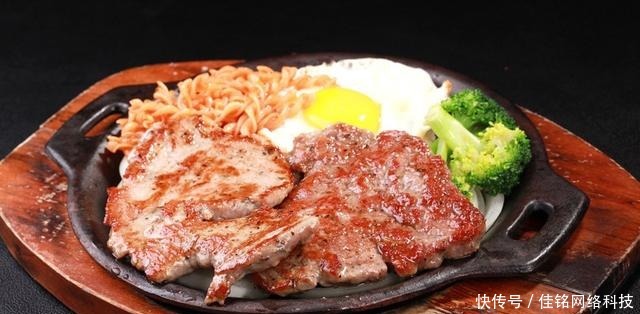 吃牛排,为什么盘中总有一个生鸡蛋,不少人直接吃,被笑土鳖!