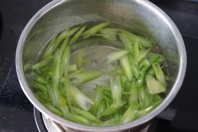 芹菜|秋季，银耳和芹菜是绝配菜，入秋后要常吃，很多人还不知道有啥用