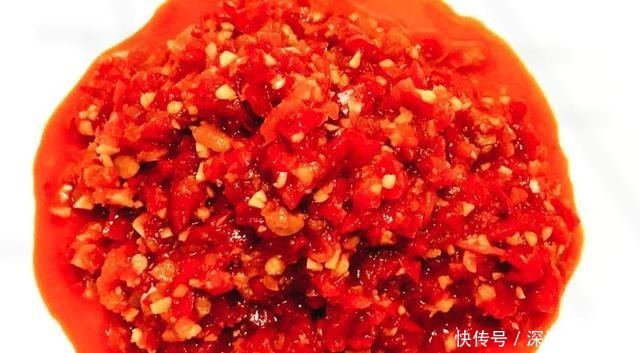 瓶子|腌辣椒时,只放盐就错了!多加2步,辣椒酱久放不发霉,香辣下饭