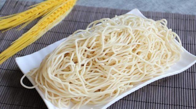 煮面条吃腻了，不妨来一道蒸面条，做法简单，味道更美