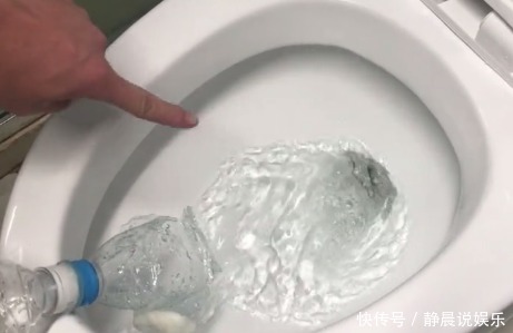马桶|马桶堵塞,别再花钱请人疏通了,只需2个塑料瓶,教你轻松通马桶