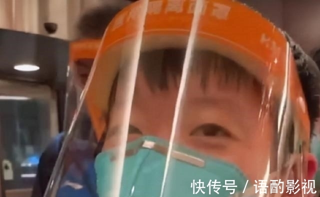 球员们|太累了!国乒历经40多小时抵达休斯敦,樊振东累到一脸疲惫不说话