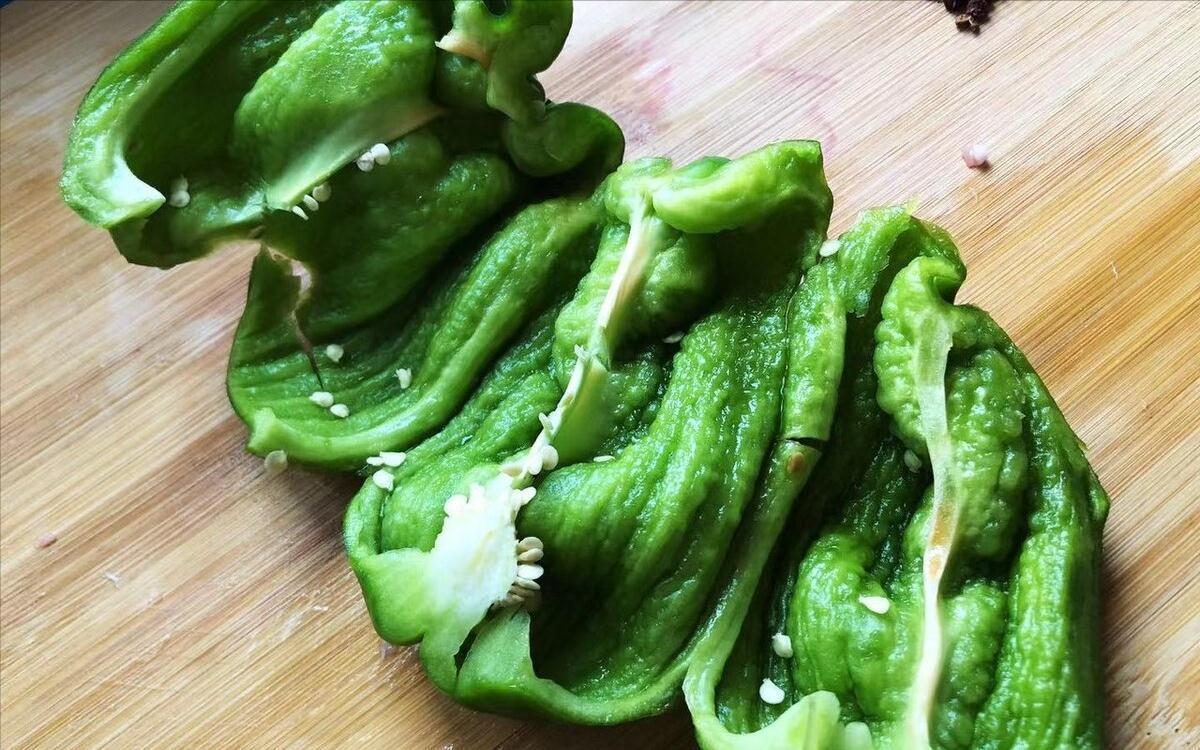 辣椒炒肉，先炒辣椒还是肉？湖南人教你2个窍门，鲜香过瘾真下饭