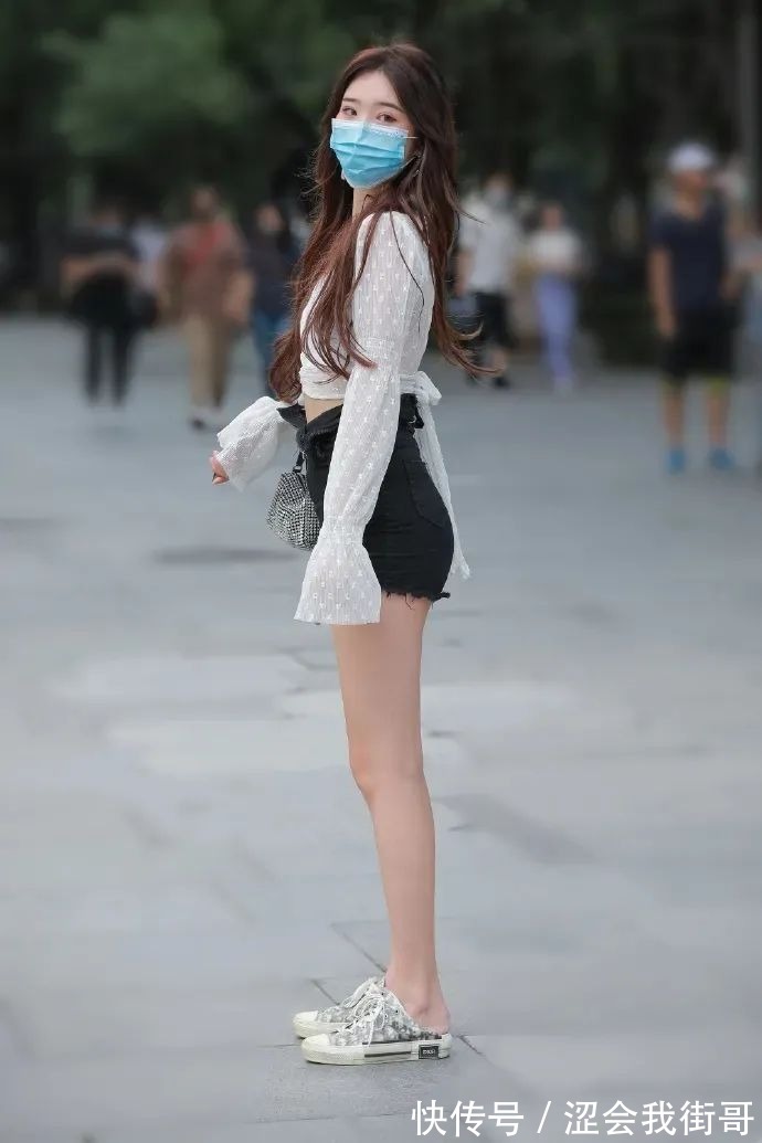 美女 街拍:白色上衣牛仔短裤时尚美女