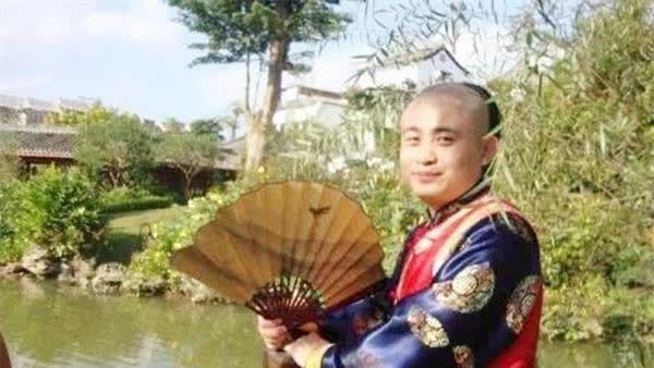 阿哥 2012年,一汽车修理工以清朝“阿哥”自居,上相亲节目找“福晋”