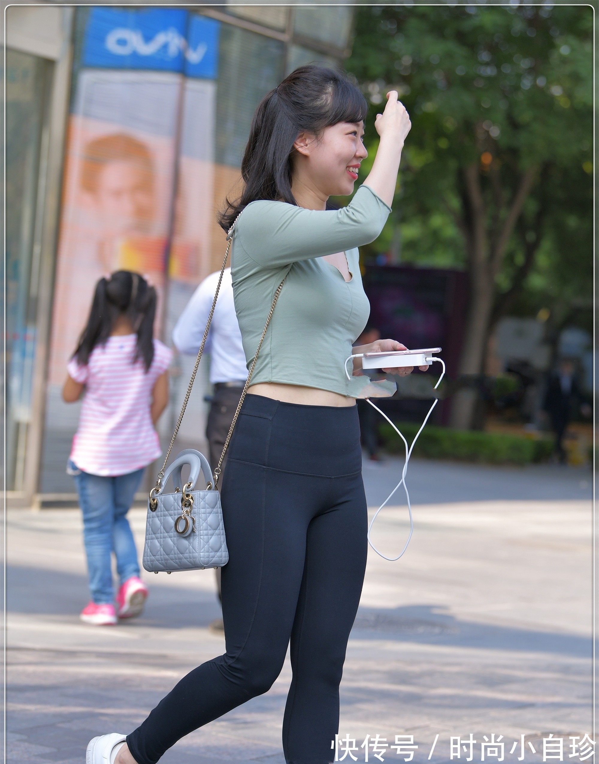 衣服|淡青色V领修身衣搭配小黑裤,简约高级,洋气好看