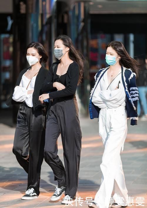 外表高冷的黑色阔腿裤其实非常百搭,宽松的裤型,走起来很拉风