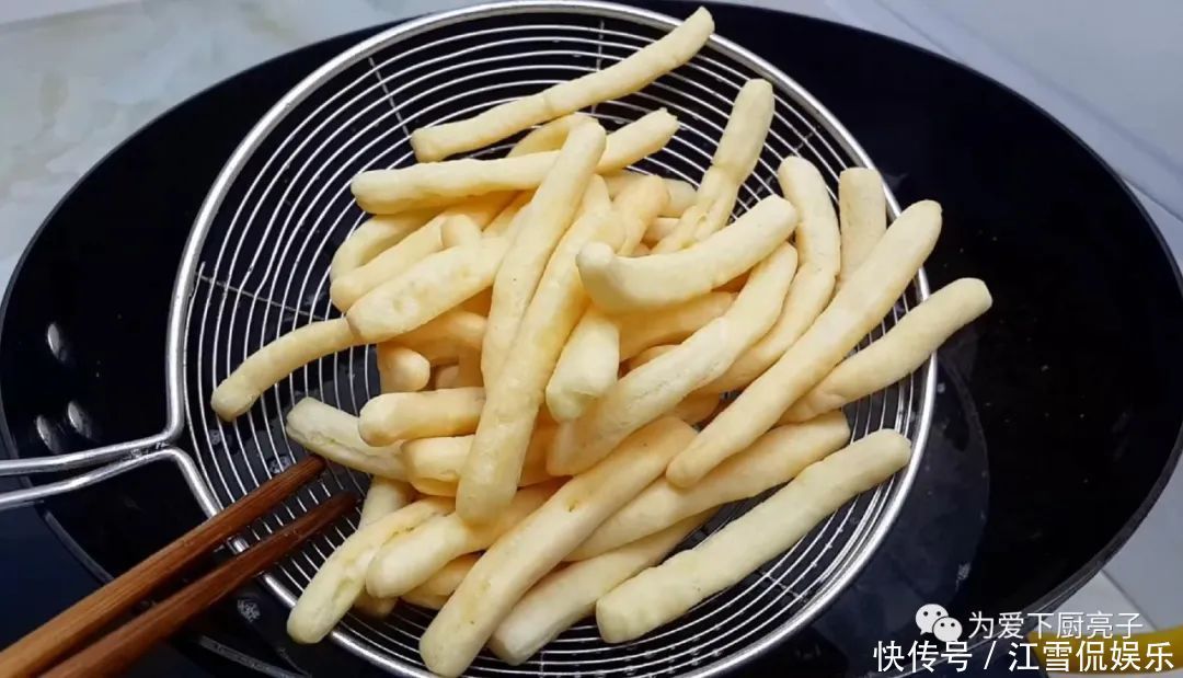  香甜|4个鸡蛋，1碗面，锅里炒一炒，又香又软又香甜，比沙琪玛还好吃！