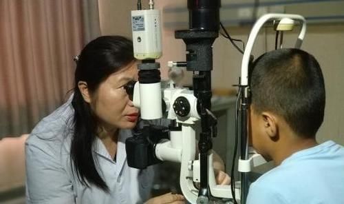 手机|不怕老人玩手机,就怕“网瘾老人”带孩子,3岁孩童查出800度近视