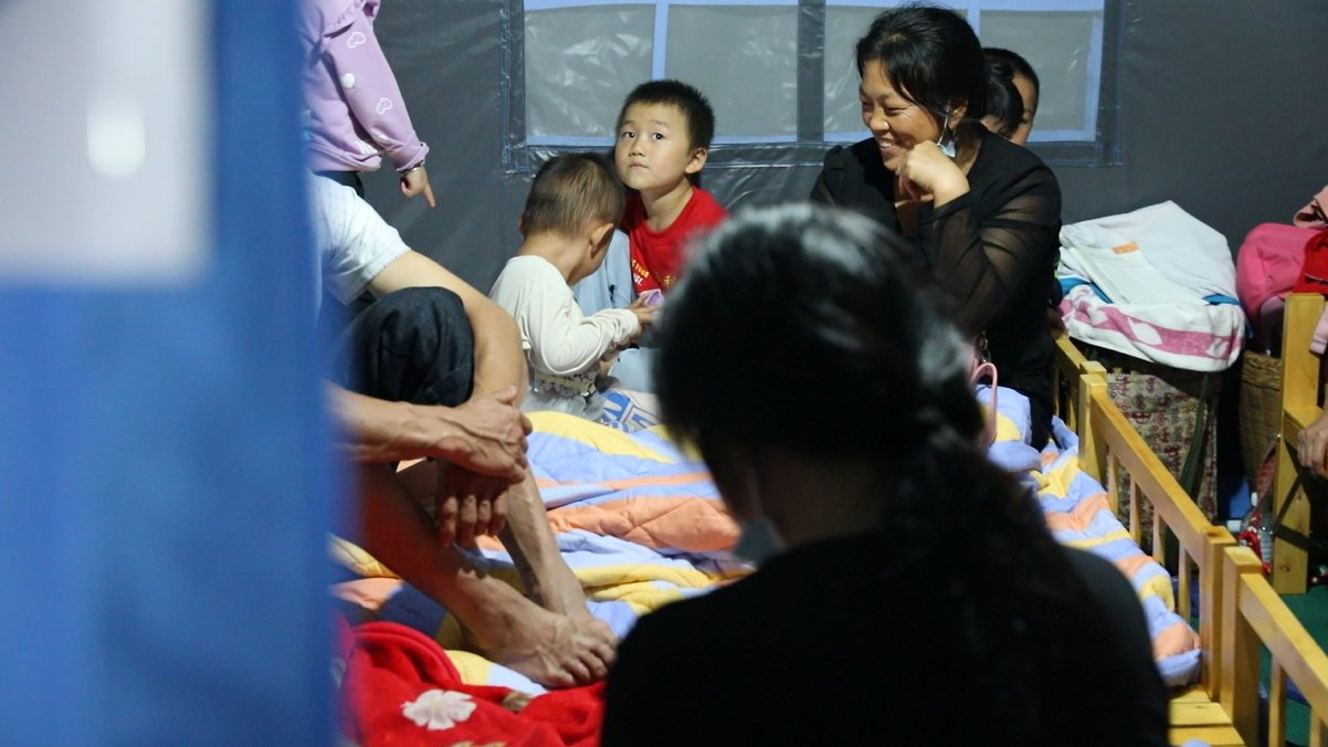 安置|海报直击丨泸州震后首夜：安置点有餐食有医生，孩子们在帐篷里读书