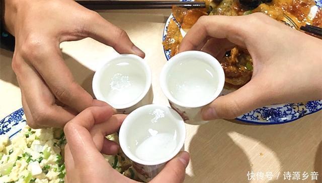 碰杯|喝酒时,为什么一定要先“碰杯”呢,你真的知道吗涨知识了
