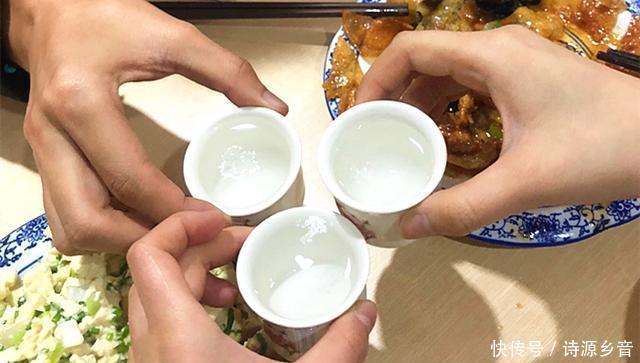 碰杯|喝酒时，为什么一定要先“碰杯”呢，你真的知道吗涨知识了