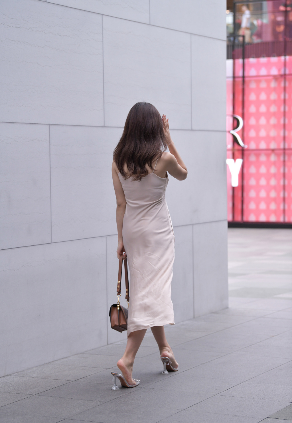 美女街拍：近肤色吊带裙真亮眼，搭配“透明酒杯鞋”，乍一看以为是“贵妇”