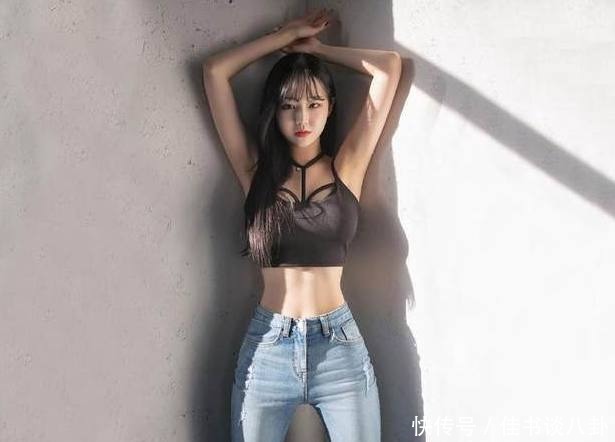 小姐姐穿搭时尚修身牛仔裤,凸显迷人曲线身材,女神气息十足