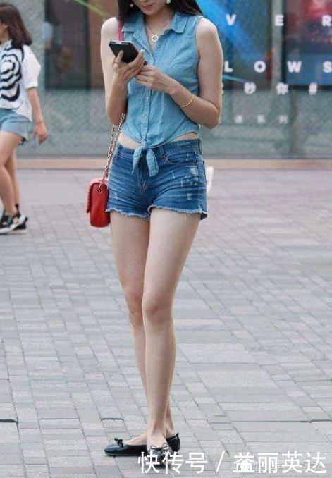 牛仔背心+牛仔热裤，随性时尚，演绎时髦魅力大片