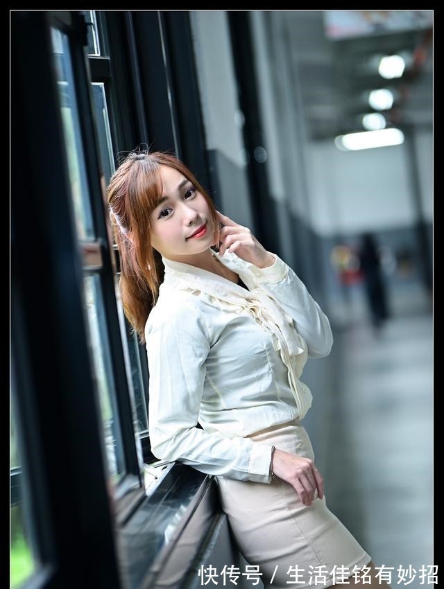 美女 白衬衫太俗了看看这位美女穿白衬衫的气质有多潇洒耐看!
