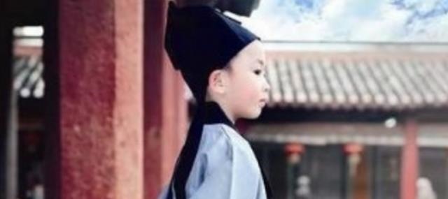 杨延@12岁被称神童,写下一首词,却成三国演义开篇词,至今无法超越